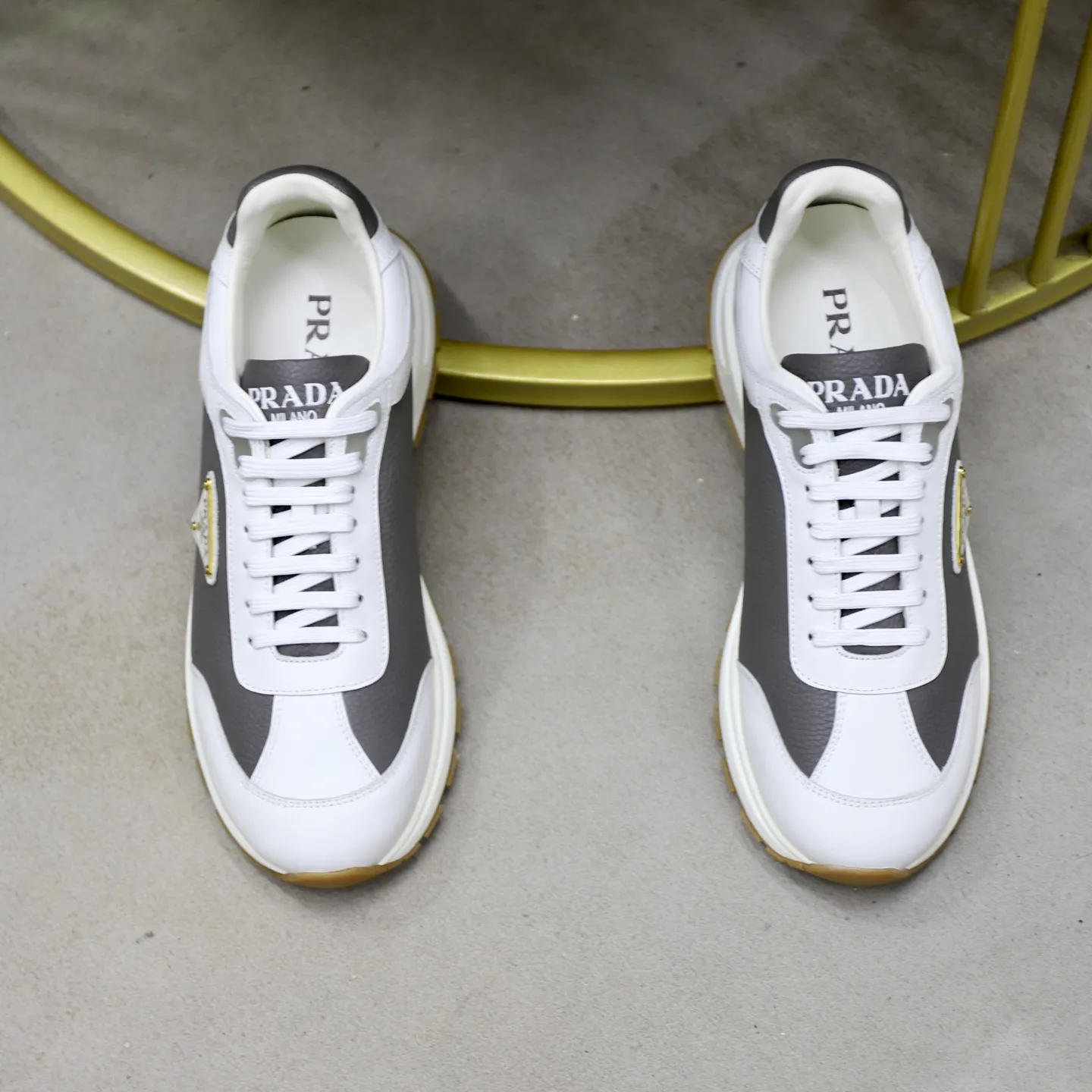 Factory price: 740💰Top original order Brand: PRADA (Prada) Standard code: Men's size 38/44 (45 can be customized) Grade: Same as the official website Material: Original cowhide stitching imported cowhide lining Original combination two-color wear-resistant soft outsole Style category: Leisure and sports version Young fashion European and American trend British style Color: Real picture color